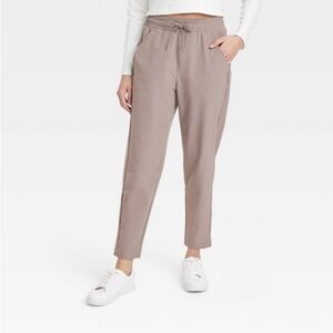 All in Motion Women's taupe pant. XL